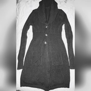 Daisy Fuentes medium long sweater.